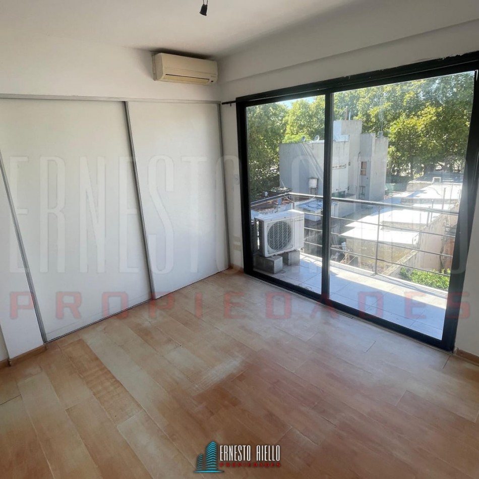 VENTA DEPARTAMENTO 2 AMBIENTES CON COCHERA CUBIERTA Y BALCON. BERNAL ESTE.