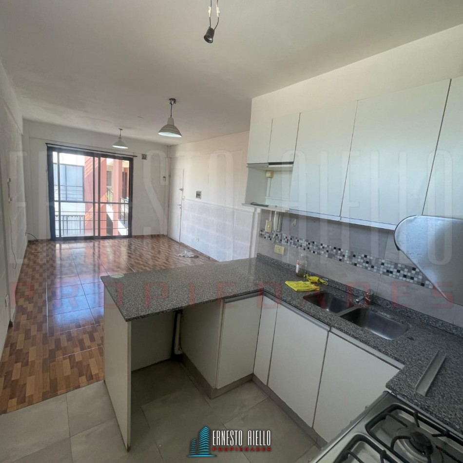 VENTA DEPARTAMENTO 2 AMBIENTES CON COCHERA CUBIERTA Y BALCON. BERNAL ESTE.