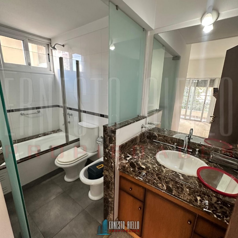 ¡ALQUILER DEPTO TRES AMBIENTES DE CATEGORIA, CON DETALLES DE LUJO, QUILMES CENTRO!