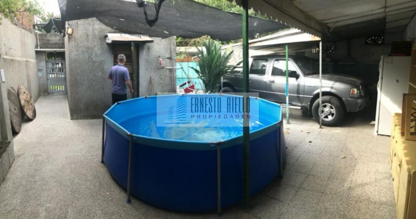 VENTA CASA DE 2 AMBIENTES EN ESQUINA. BERNAL