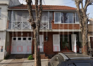 VENTA HERMOSA CASA 5AMB EN QUILMES CENTRO CON PATIO, TERRAZA, PLAYROOM Y COCHERA PARA DOS AUTOS.