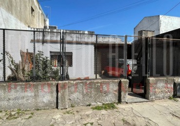 VENTA 2 CASAS SOBRE MISMO LOTE DE 2 AMBIENTES CADA UNA EN QUILMES OESTE. 