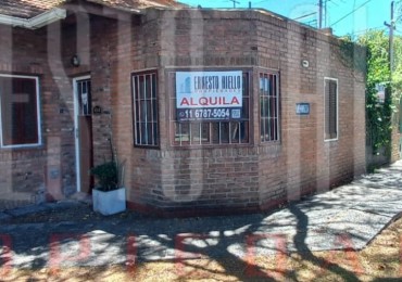 ALQUILER CASA EN ESQUINA DE 2 AMBIENTES CON COCHERA CUBIERTA Y PEQUEÑO PATIO