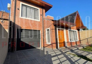 VENTA HERMOSO CHALET 4 AMB CON COCHERA, GALERIA Y FONDO LIBRE.