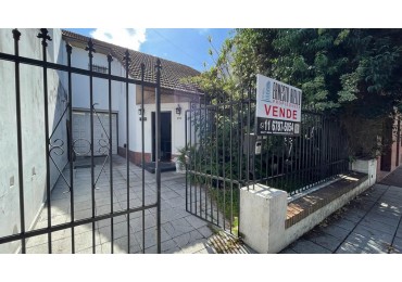 VENTA CASA 4 AMBIENTES CON QUINCHO, PILETA Y GARAGE, QUILMES OESTE CENTRO.
