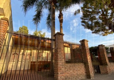 VENTA CASA DE 3 AMBIENTES CON COCHERA, GALERIA Y PARQUE EN EZPELETA ESTE