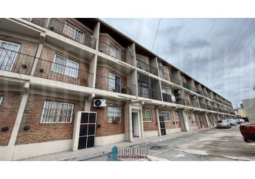 VENTA DEPARTAMENTO 2 AMBIENTES CON COCHERA EN COMPLEJO DORREGO, QUILMES.