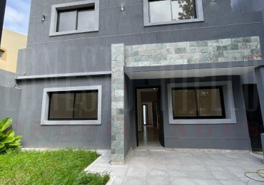 VENTA CASA A ESTRENAR DE 4 AMBIENTES CON PATIO Y TERRAZA.