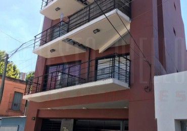 VENTA DEPARTAMENTO 2 AMBIENTES CON COCHERA CUBIERTA Y BALCON. BERNAL ESTE.